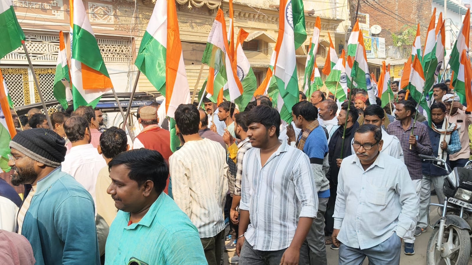 पदयात्रा का नेतृत्व करते हुए राज्य मंत्री गिरीश चंद्र यादव पदयात्रा का नेतृत्व करते हुए राज्य मंत्री गिरीश चंद्र यादव