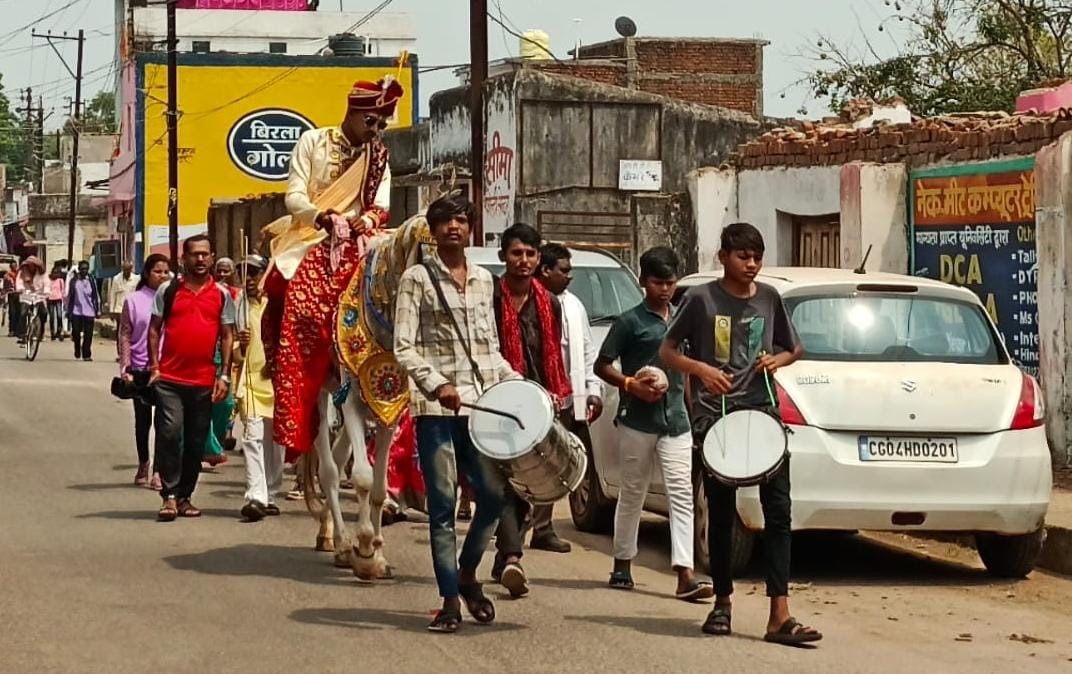 बाजा बजाते हुए कलाकार। फाईल