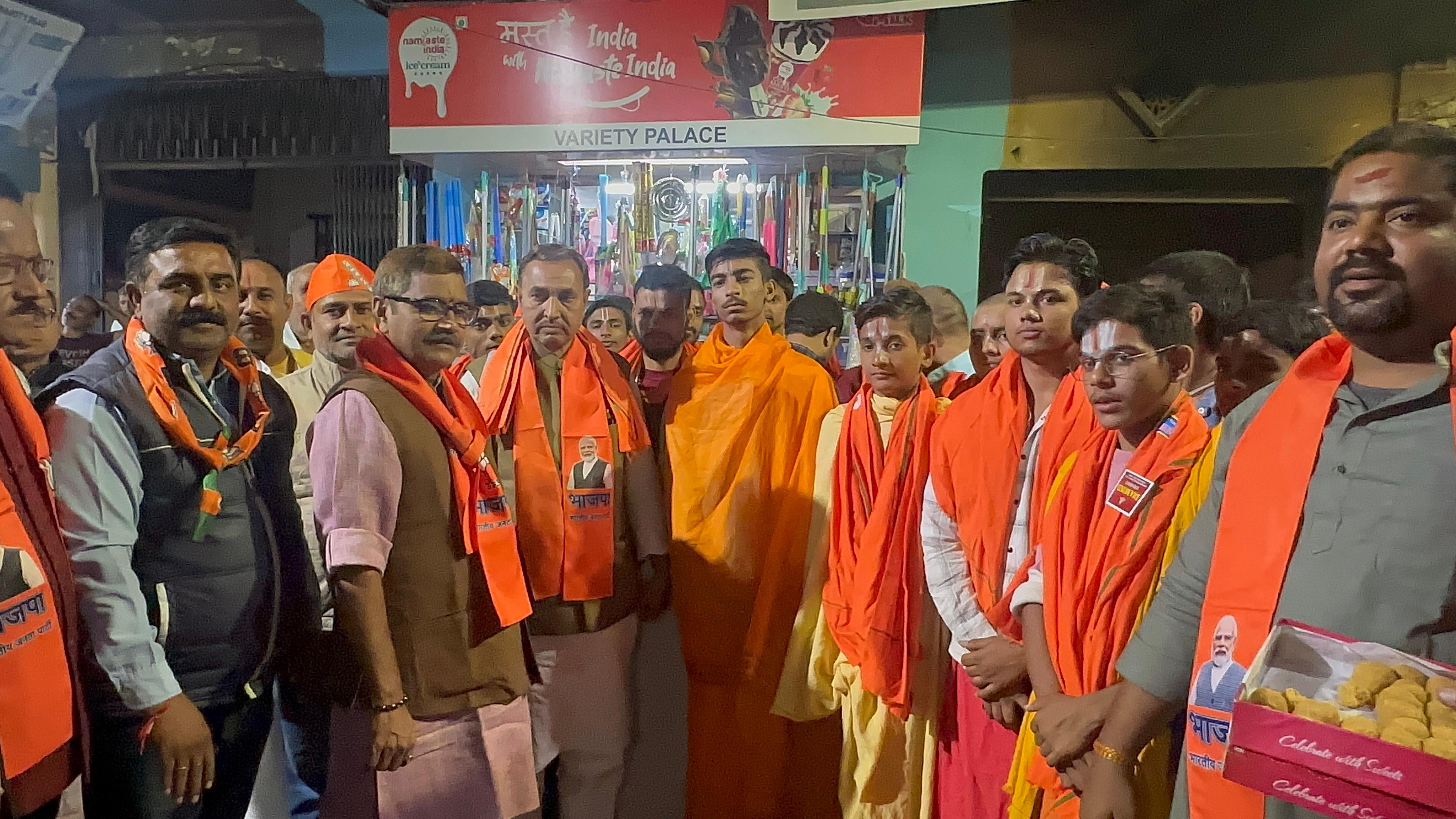 बिहारवासियों के साथ विधायक डॉ नीलकंठ