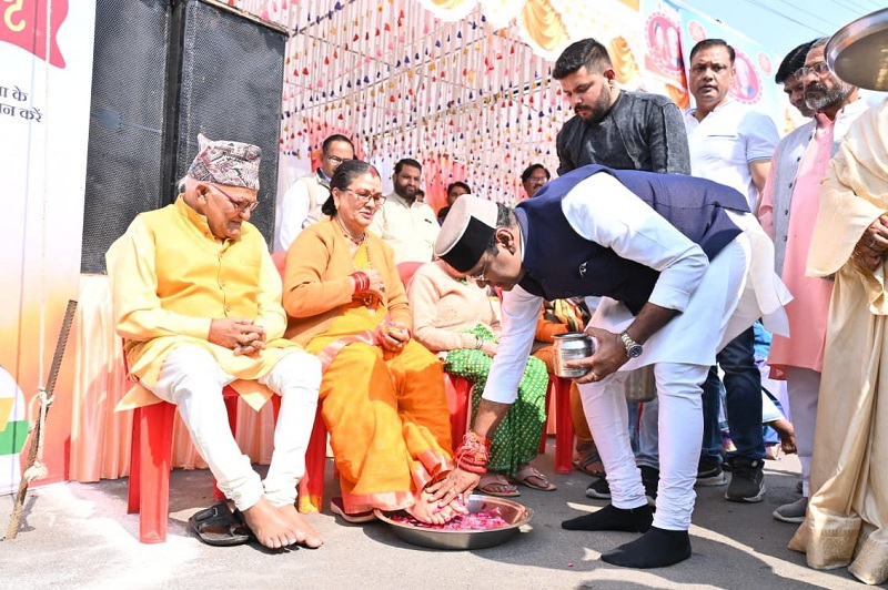 विश्वास कैलाश सारंग ने वृद्धजनों के पैर पखार कर किया सम्मान