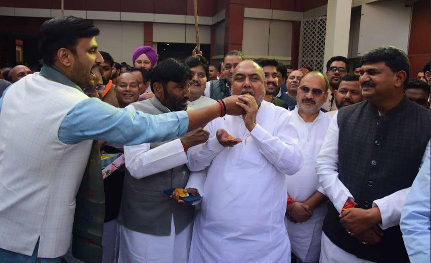 भाजपा कार्यालय में विजयोत्सव मनाते भाजपा नेता व कार्यकर्ता