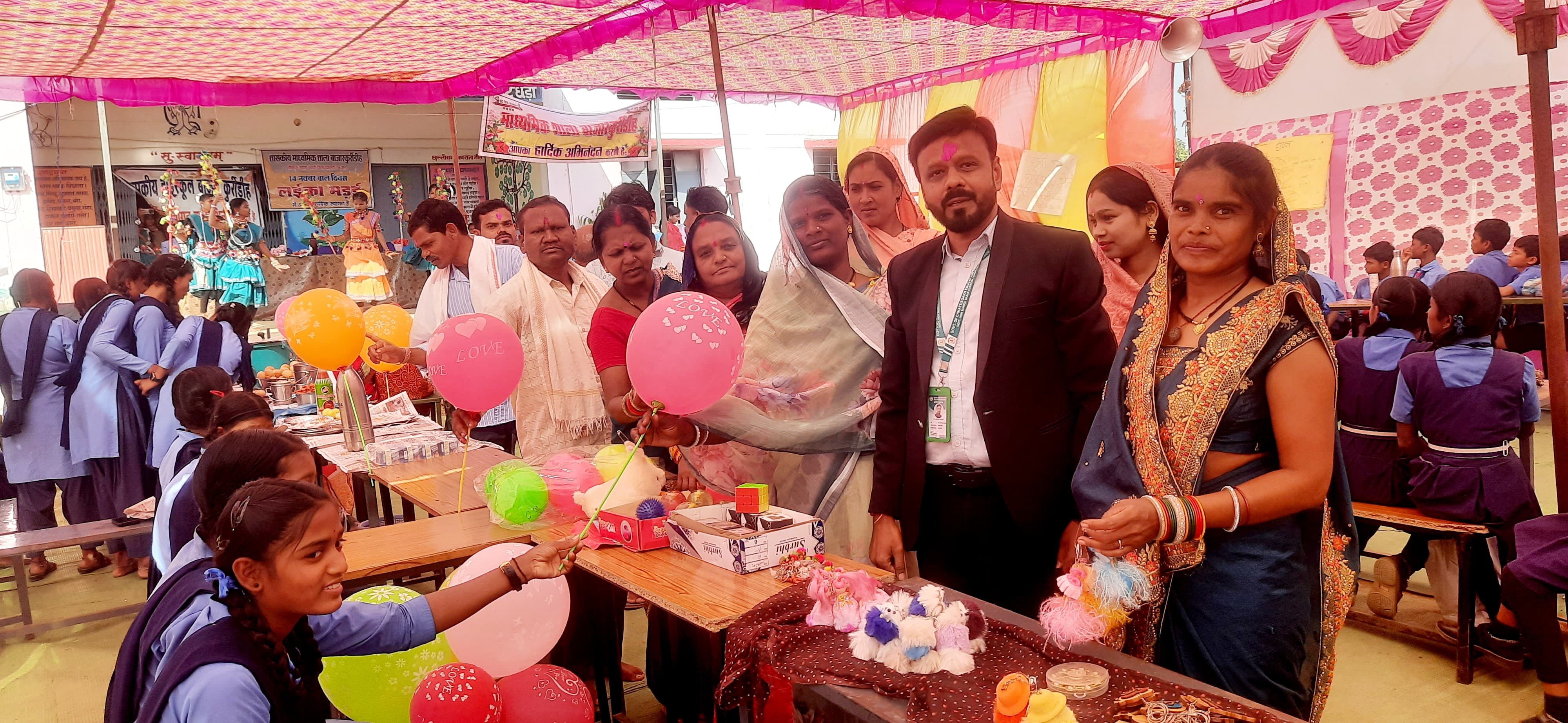 कार्यक्रम उपस्थित शिक्षक व विद्यार्थी। कार्यक्रम उपस्थित शिक्षक व विद्यार्थी।