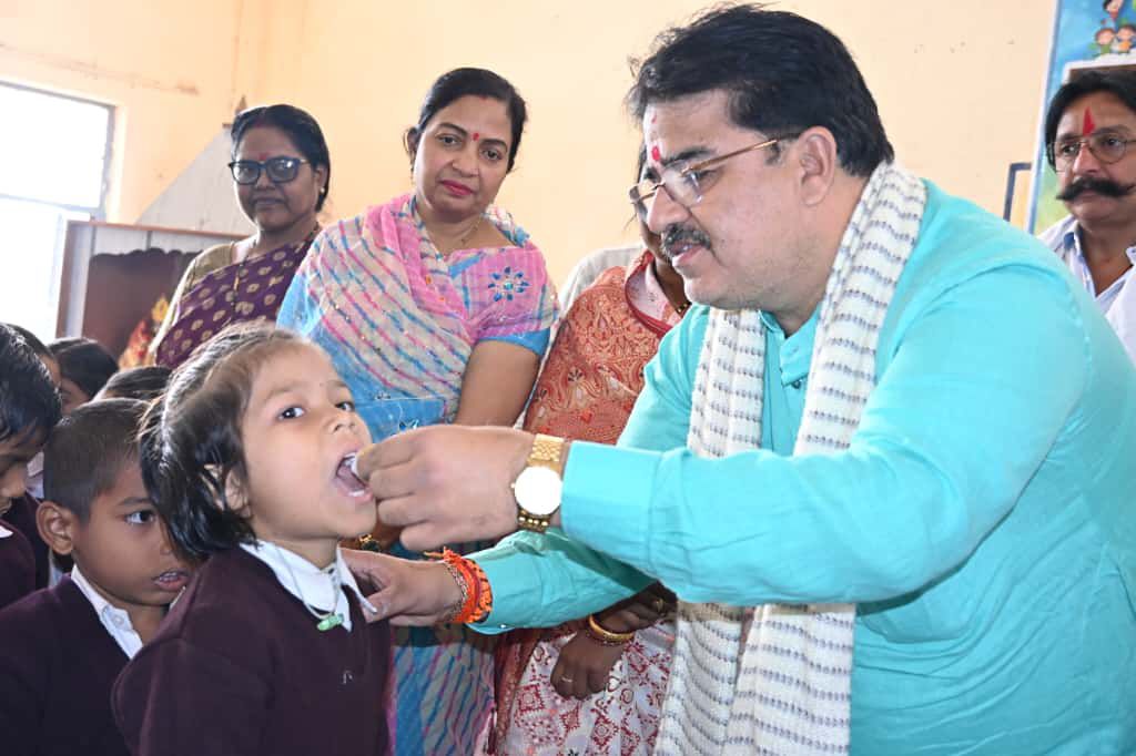 बच्चे को दवा पिलाते हुए महापौर रामू रोहरा।