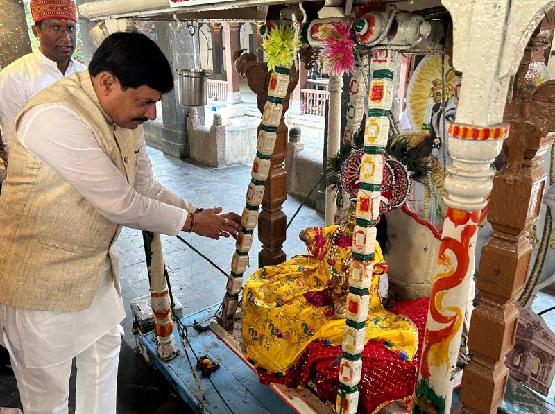 मंदिर में पूजा-अर्चना