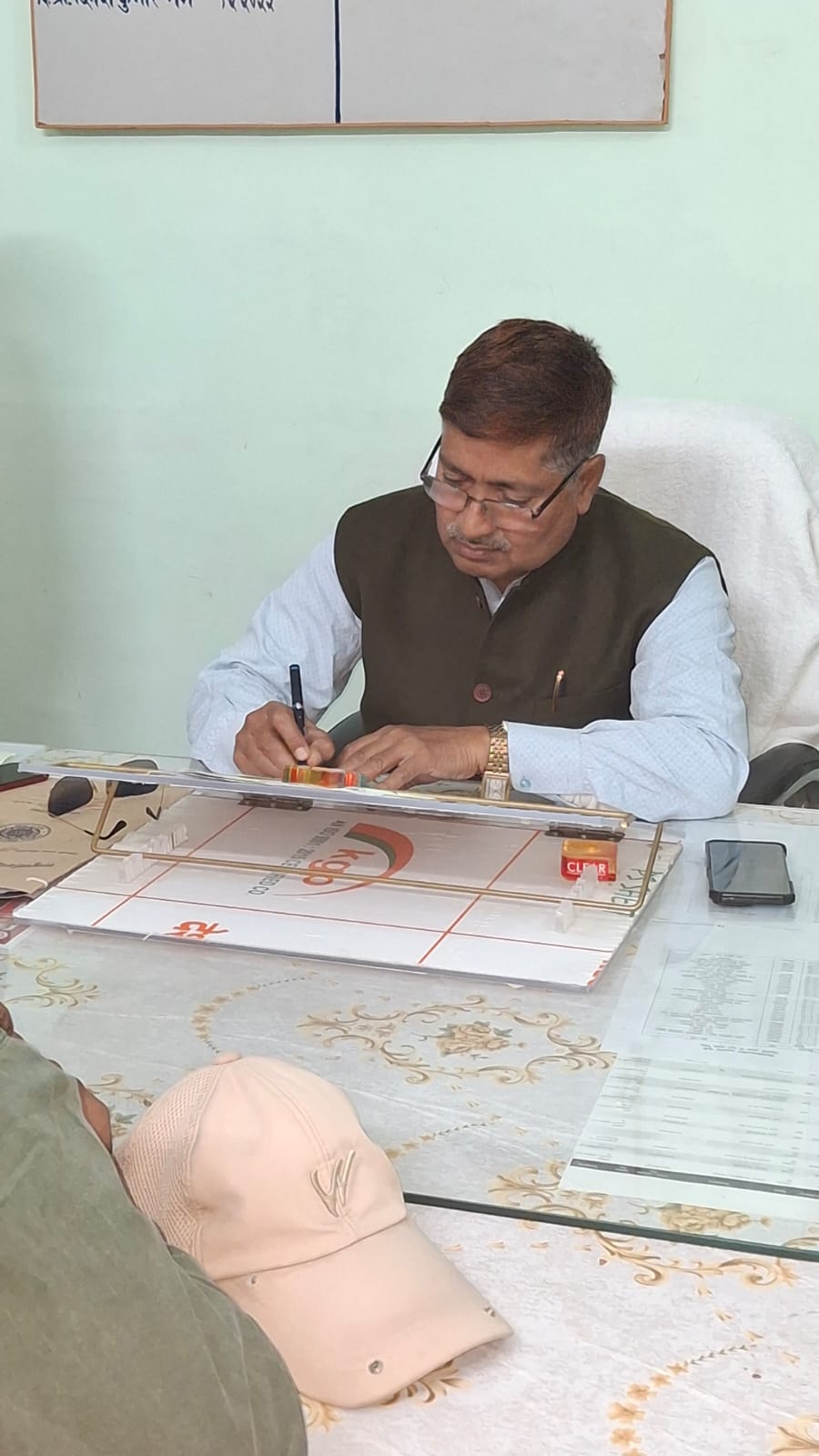 पदभार ग्रहण करते नवागत चीफ प्राक्टर पदभार ग्रहण करते नवागत चीफ प्राक्टर