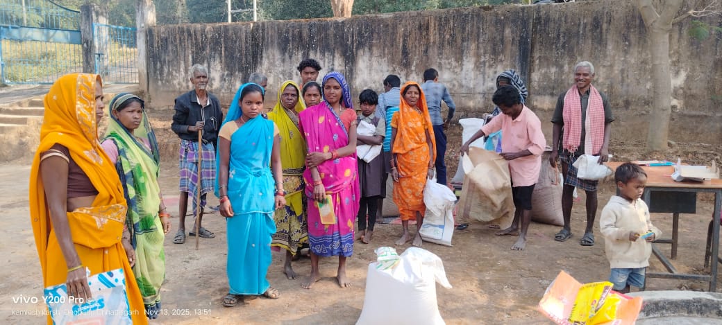 कोरबा : दूरस्थ अंचल तक पहुँचा अन्न का अधिकार - कदमझरिया में चलित वाहन से अब होगा घर-घर राशन वितरण