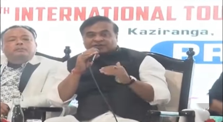 काजीरंगा में चल रहे अंतरराष्ट्रीय पर्यटन मार्ट को संबोधित करते हुए मुख्यमंत्री डॉ. हिमंत बिस्व सरमा की तस्वीर।