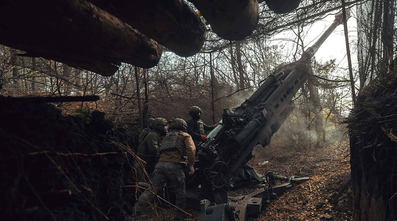 रूस के साथ लड़ाई में अग्रिम पंक्ति में तैनात यूक्रेनी तोपखाना दल। फोटो स्रोत - यूक्रेन के सशस्त्र बलों के जनरल स्टाफ का कार्यालय रूस के साथ लड़ाई में अग्रिम पंक्ति में तैनात यूक्रेनी तोपखाना दल। फोटो स्रोत - यूक्रेन के सशस्त्र बलों के जनरल स्टाफ का कार्यालय