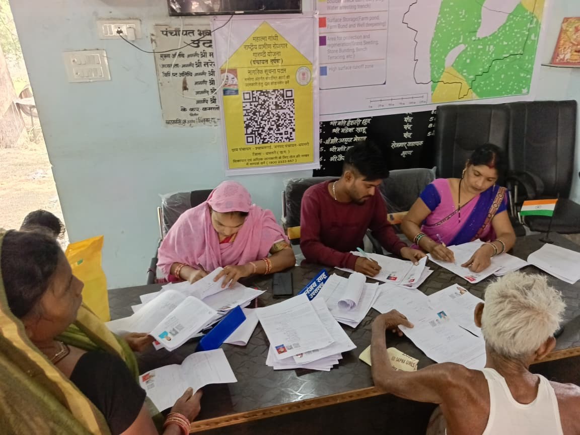 ग्राम पंचायत श्यामतराई में मतदाता पुनरीक्षण कार्य किया जा रहा है। ग्राम पंचायत श्यामतराई में मतदाता पुनरीक्षण कार्य किया जा रहा है।