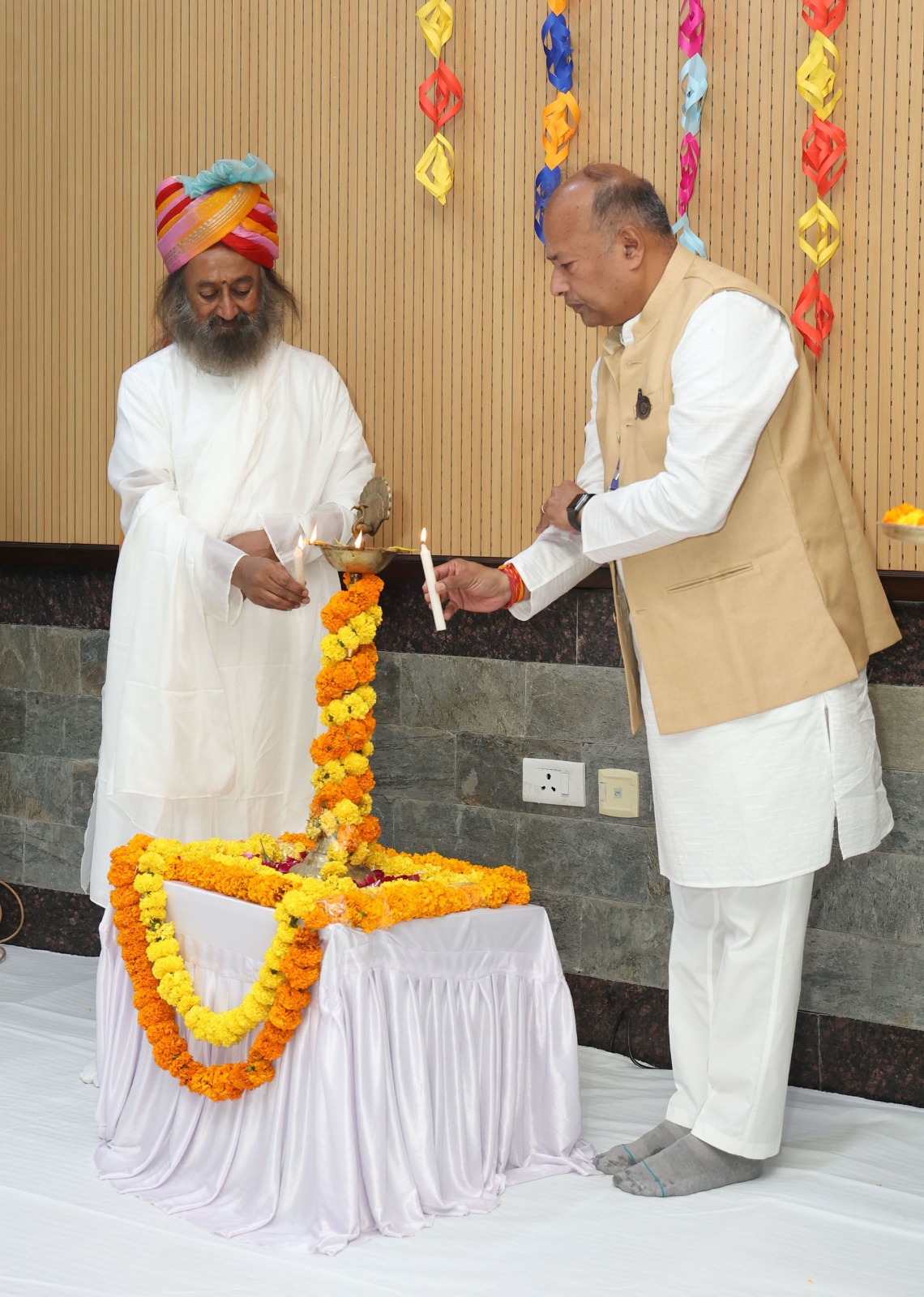 आध्यात्मिक गुरु रविशंकर ने किया भारतीय ज्ञान प्रणाली उत्कृष्टता केंद्र का शुभारंभ