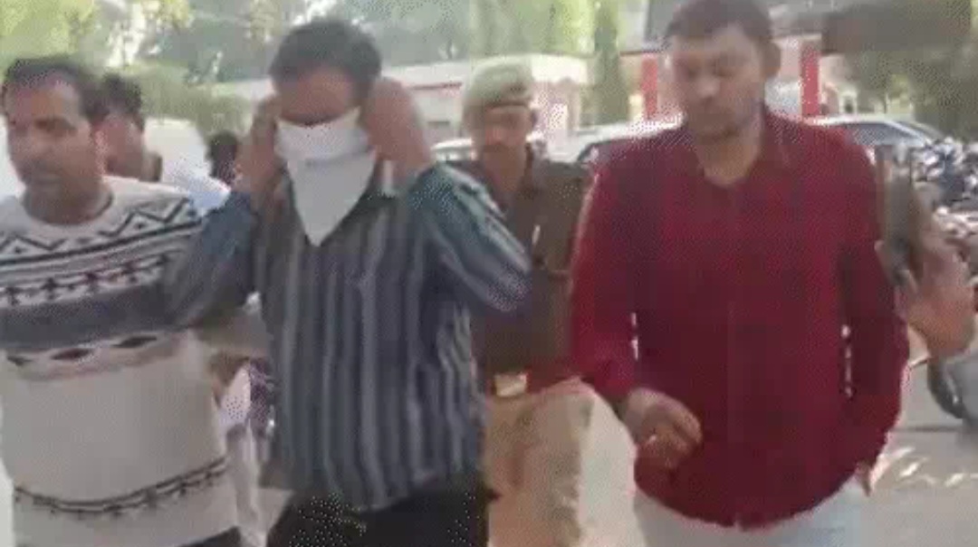 एंटी करप्शन  टीम की गिरफ्त मे आरोपी