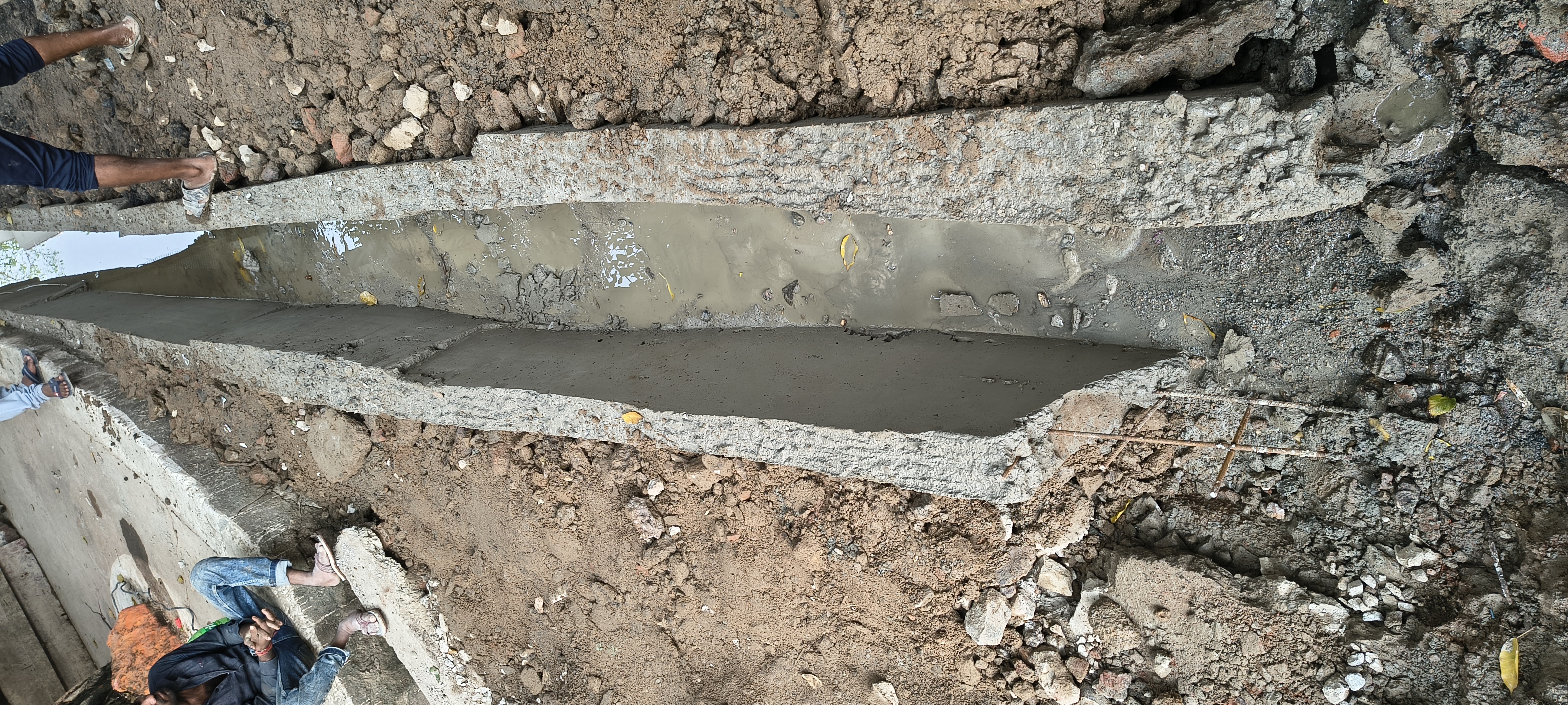 ठेकेदार द्वारा बनवाया गया नाला ठेकेदार द्वारा बनवाया गया नाला