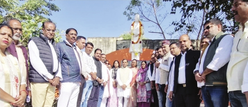 कांग्रेसियों ने नेहरू जयंती पर किए श्रद्धा सुमन अर्पित