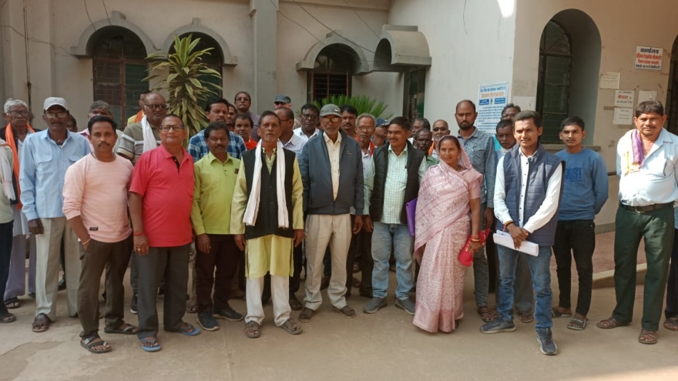 कलेक्ट्रेट परिसर में समस्याओं को दूर करने की मांग करते हुए डोड़की के जनप्रतिनिधि एवं ग्रामीण।