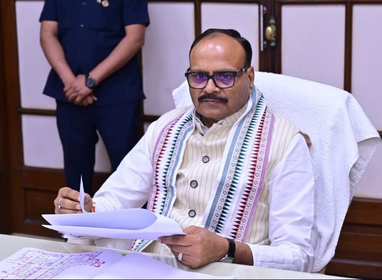 समीक्षा बैठक करते ब्रजेश पाठक