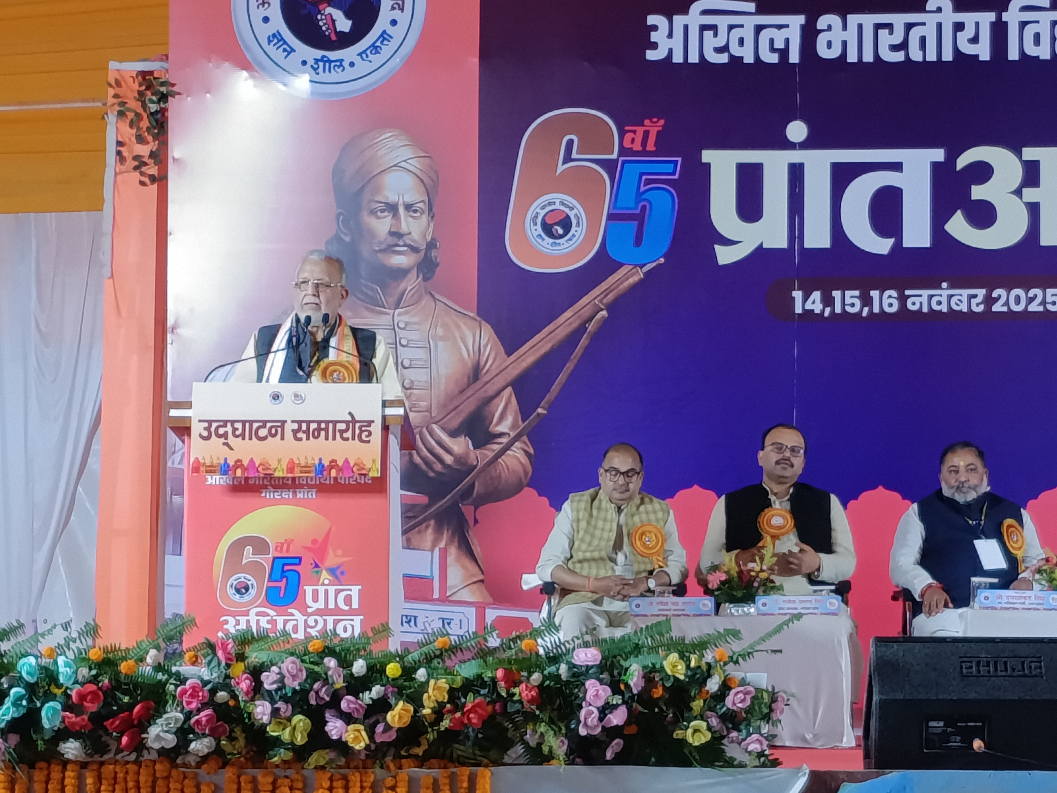 अभाविप के मंच से बोलते सुरेश खन्ना