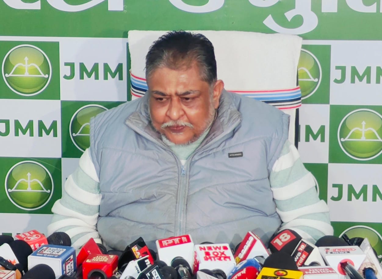 प्रेस वार्ता में बोलते सुप्रियो भट्टाचार्य की तस्‍वीर