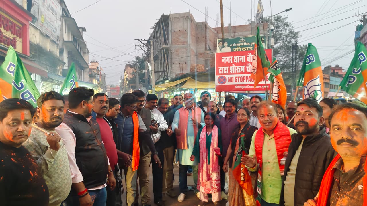 जीत का जश्न मनाते भाजपा