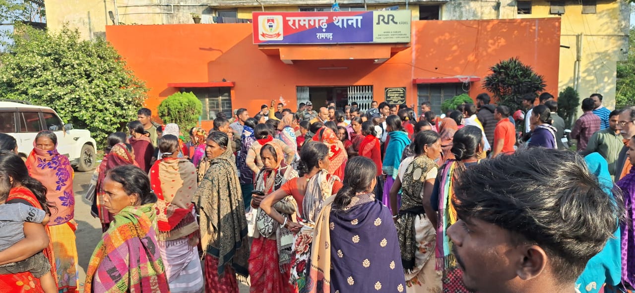 थाने में बवाल करते परिजन