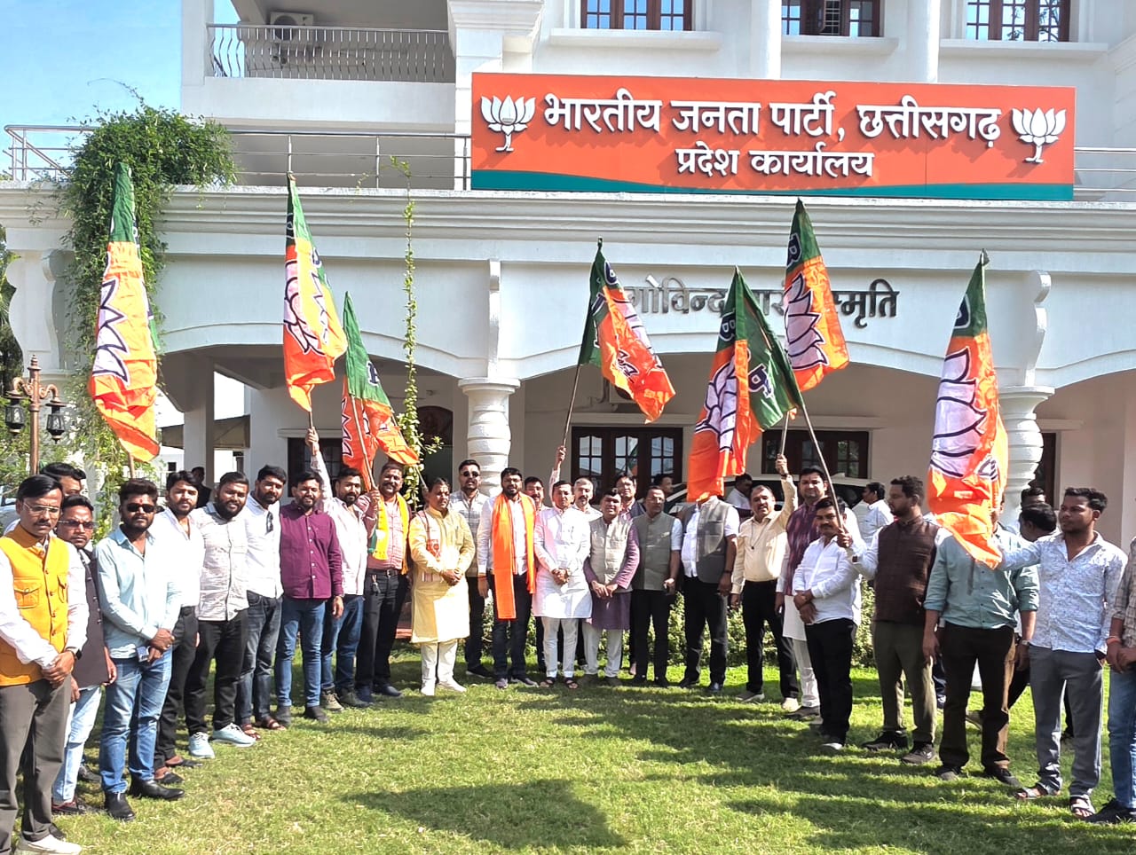 बिहार में एनडीए की बड़ी बढ़त पर खुशियां मनाते भाजपा पदाधिकारी बिहार में एनडीए की बड़ी बढ़त पर खुशियां मनाते भाजपा पदाधिकारी