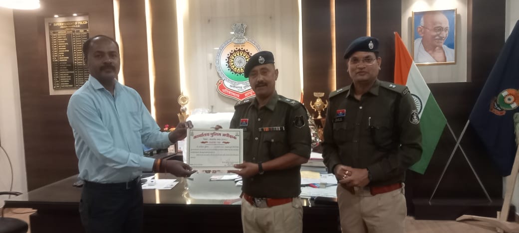 जांजगीर-चांपा पुलिस ने उत्कृष्ट सामाजिक योगदान के लिए 10 नागरिकों और 2 पुलिसकर्मियों को किया सम्मानित