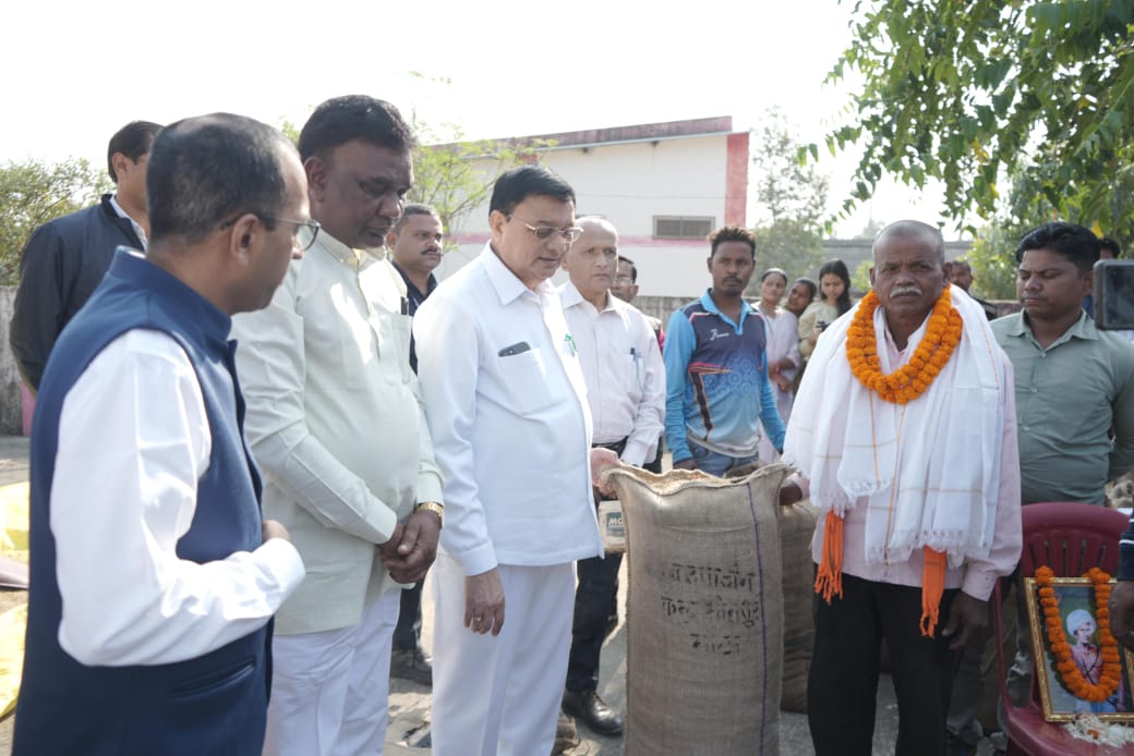 कोरबा जिले में समर्थन मूल्य पर धान खरीदी का शुभारंभ, कैबिनेट मंत्री लखन लाल देवांगन ने की प्रक्रिया की शुरुआत