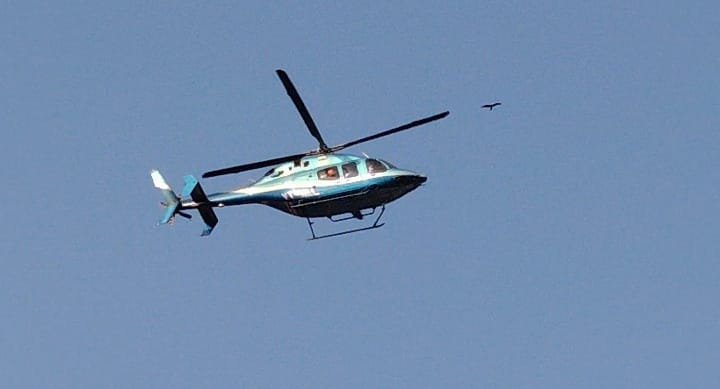 फूलों की बारीश करते हेलिकॉफ्टर की तस्‍वीर