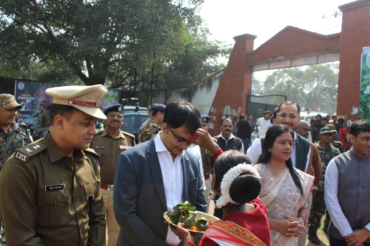 कार्यक्रम में शामिल अधिकारी