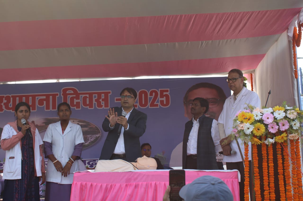 प्रशिक्षण देते अधिकारी