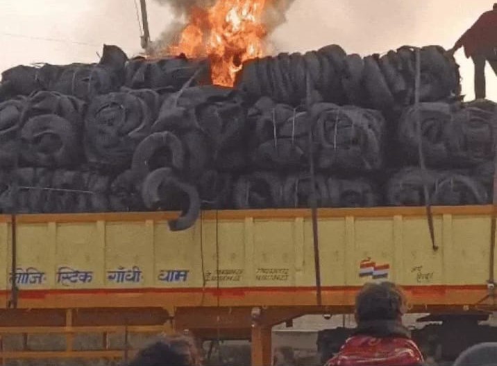 ट्रक में भरे पुराने टायर धू-धू कर जलते हुए