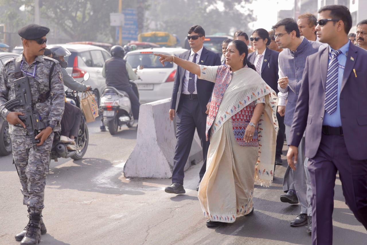 शालीमार विलेज चौक रोड के विस्तार कार्य का निरीक्षण  करती मुख्यमंत्री रेखा गुप्ता
