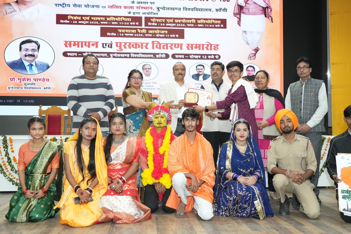 सम्मानित करते अतिथि