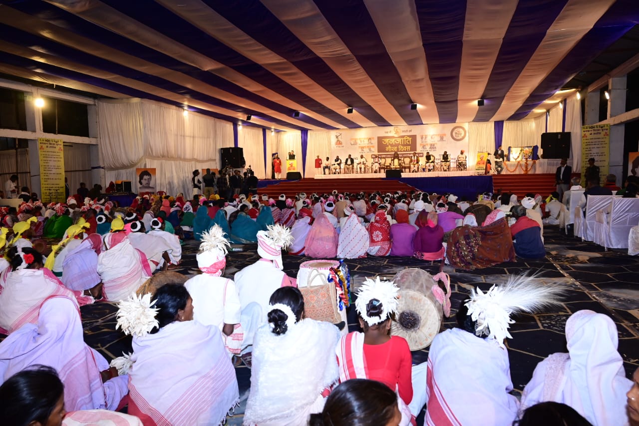 कार्यक्रम में मौजूद लोग