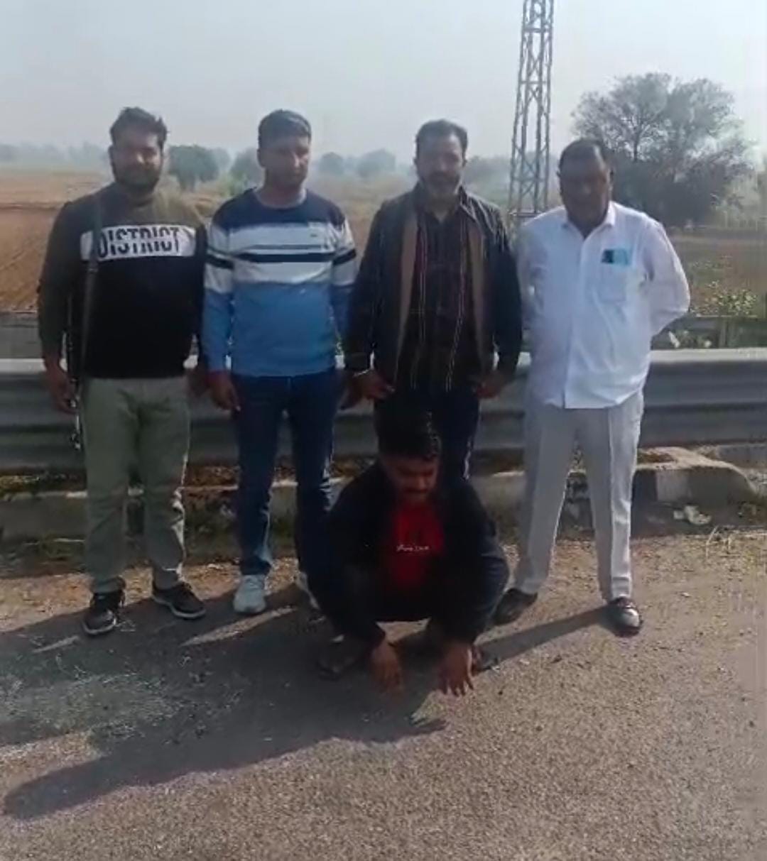 पुलिस गिरफ्त में आरोपित।