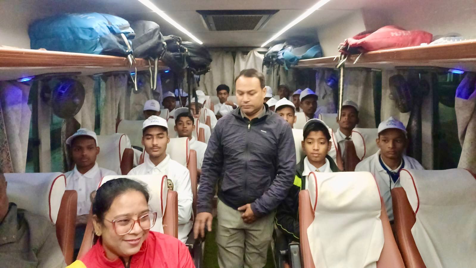 ‘विस्टाडोम ट्रेन सफारी’ से जंगलों का लुत्फ लेते विद्यार्थी