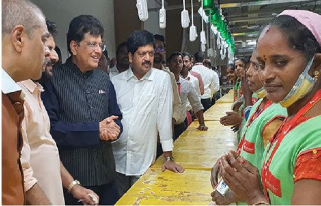 विशाखापत्तनम विशेष आर्थिक क्षेत्र का दौरा करते पीयूष गोयल