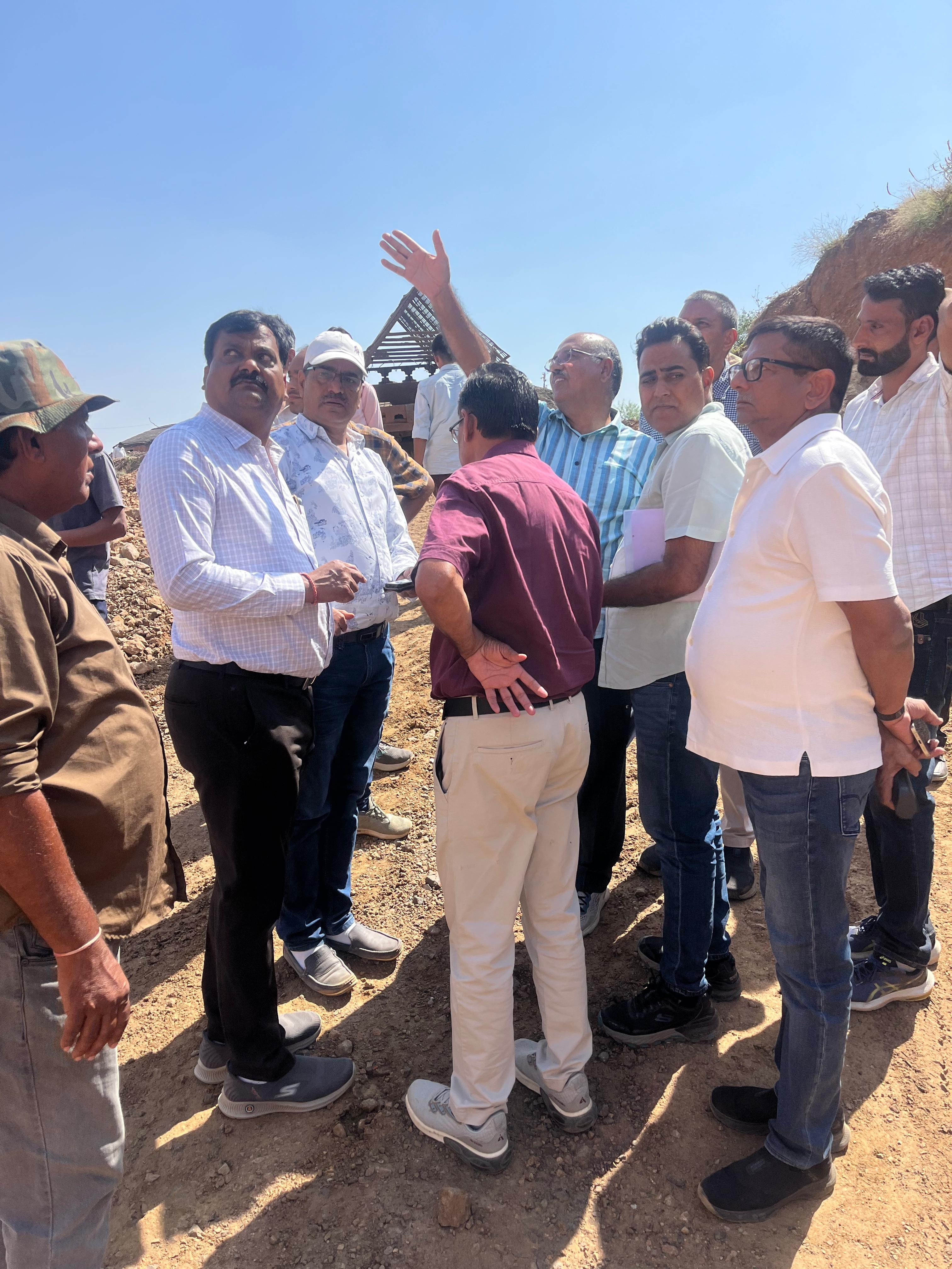 माइंस विभाग जयपुर टीम ने पकड़ा ड्रोन सर्वें करा दुधवा में 11 करोड़ का आयरन ऑर का अवैध खनन व निगर्मन