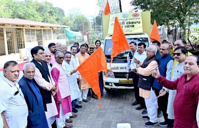 कैट के स्वदेशी संकल्प यात्रा को हरी झंडी दिखाकर रवाना करते ख्‍ंडेलवाल और अन्‍य