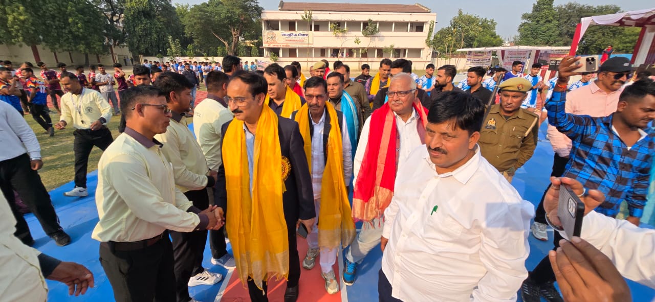 49वीं जूनियर बालक इंटर ज़ोनल (सुपर लीग) राज्य स्तरीय कबड्डी चैंपियनशिप में खिलाड़ियों से परिचय प्राप्त करते हुए सिटी मजिस्ट्रेट इंद्र नंदन सिंह