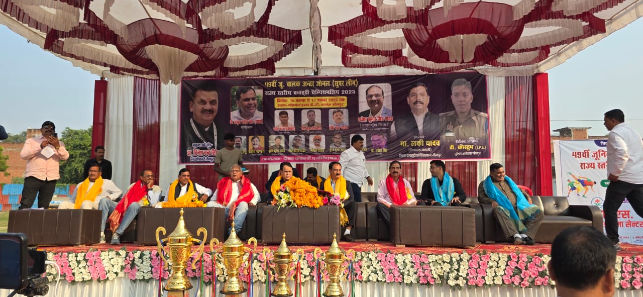 मंचासीन मुख्य अतिथि और प्राचार्य