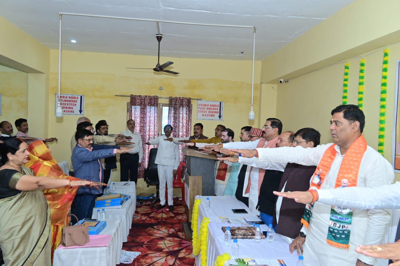 शपथ लेते हुए मंत्री एवं अन्य पदाधिकारी