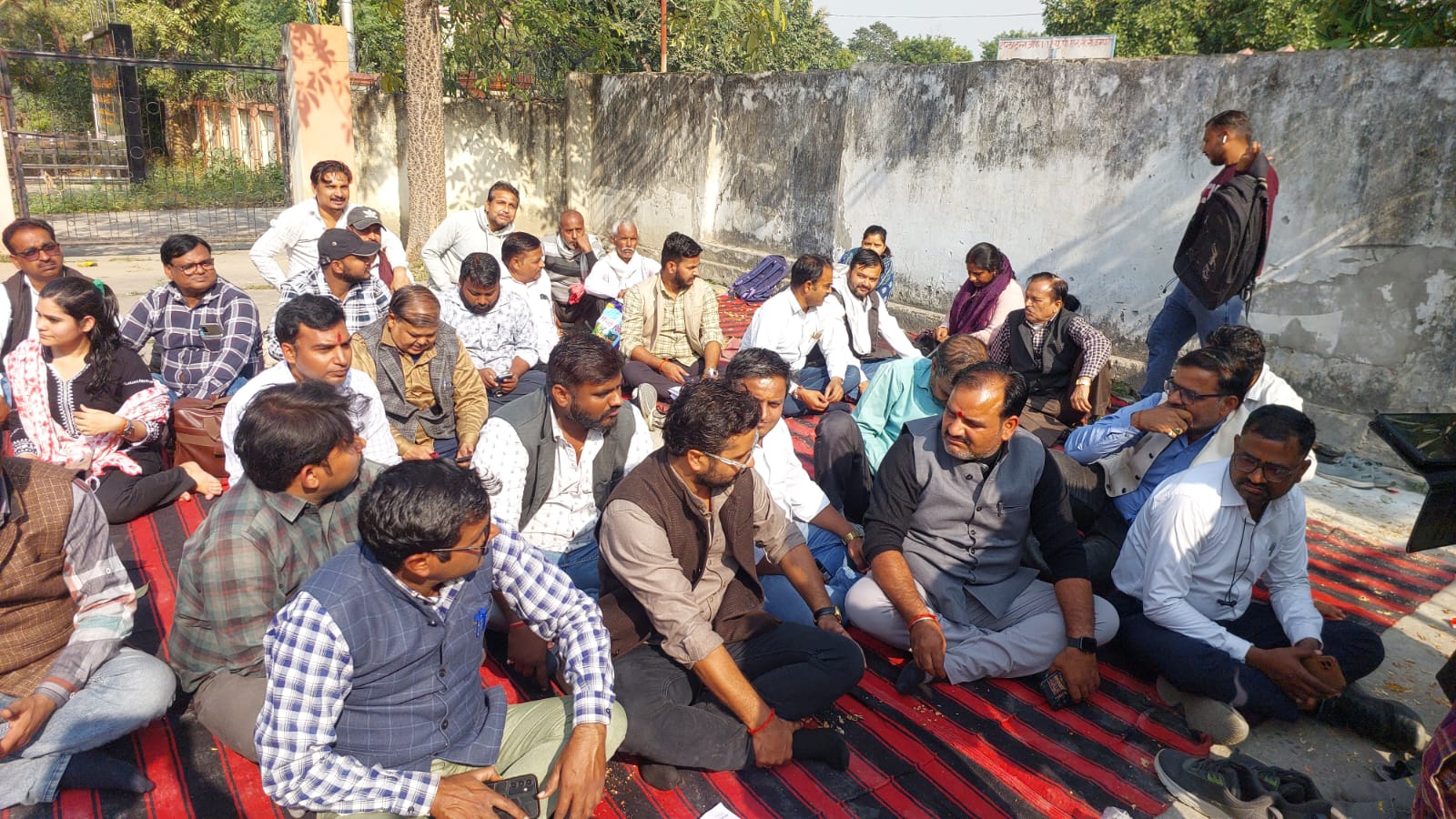 फर्रुखाबाद में वेतन विसंगतियों को लेकर धरना देते लेखपाल