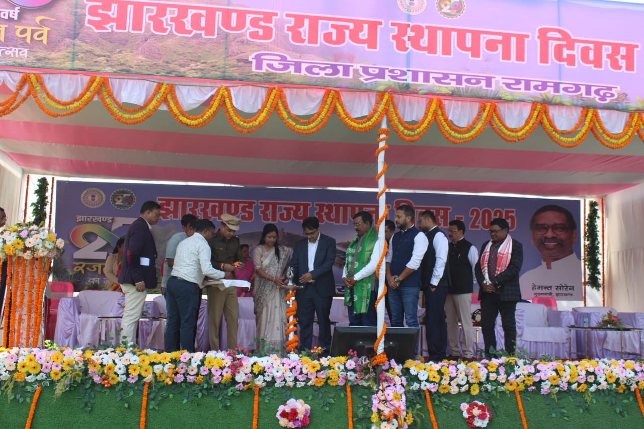 कार्यक्रम में शामिल अधिकारी