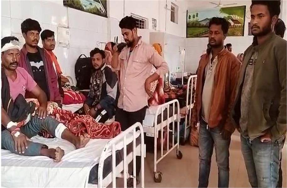 घायलों को उपचार के लिए स्वास्थ्य केंद्र में भर्ती