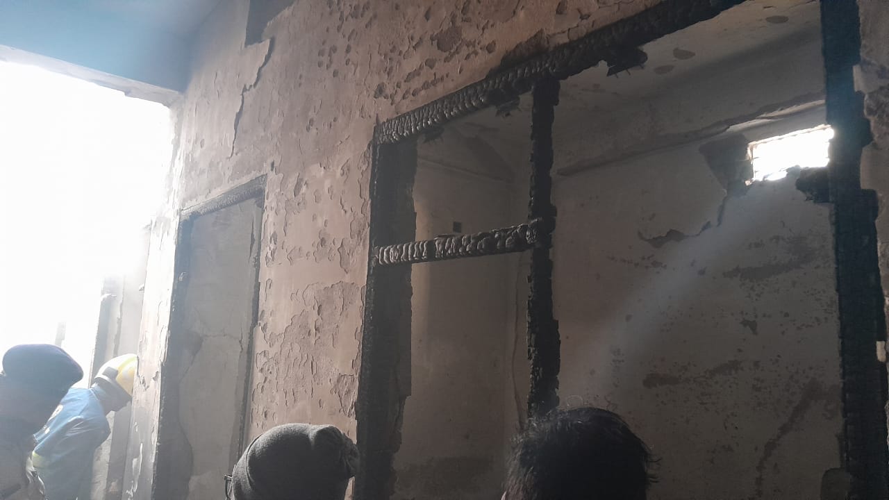 मुजफ्फरपुर के कांटी में शॉर्ट सर्किट से आग लगने के बाद घर की तस्वीर
