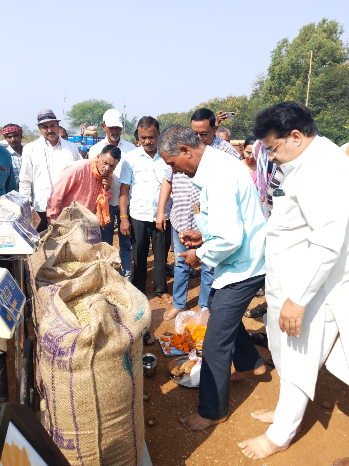 धान खरीदी प्रारंभ करने के पूर्व कांटा-बांट की पूजा करते हुए अतिथि।