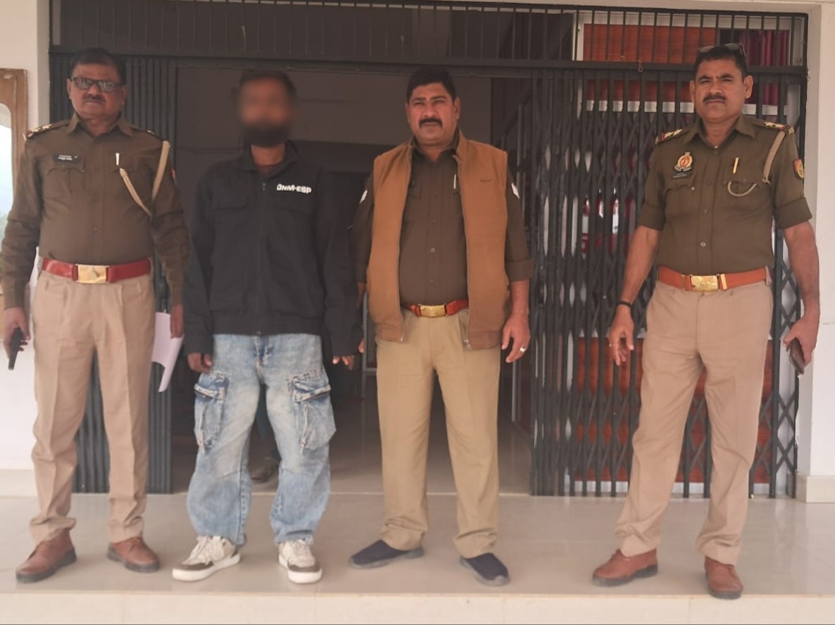 गिरफ्तार तस्कर के साथ पुलिस।