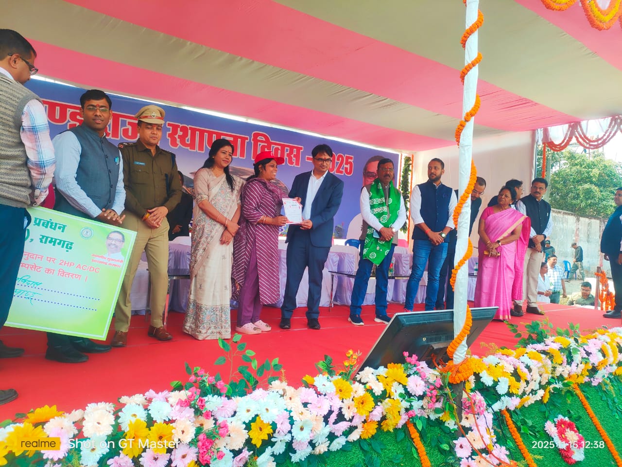 कर्मचारियों को किया गया सम्मानित