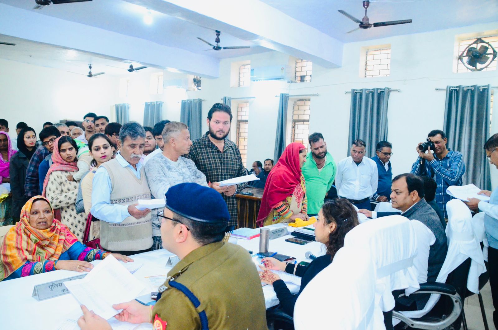 बागपत तहसील दिवस में समस्याएं सुनते जिलाधिकारी व पुलिस अधीक्षक