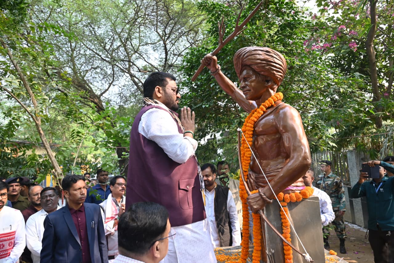 भगवान बिरसा मुंडा काे नमन करते मंत्री की तस्‍वीर